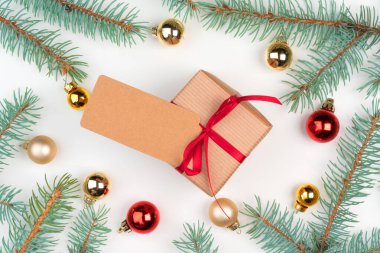 Noel hediyesi. Çam ağacı dalları ve küçük takılarla çevrili.