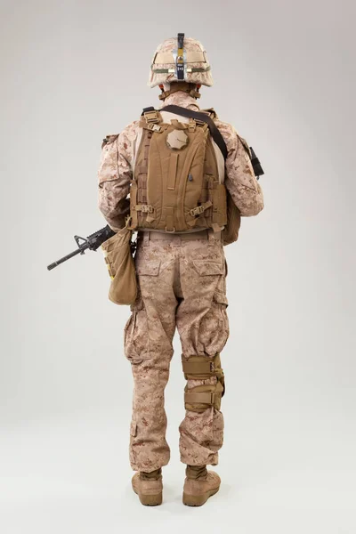 Рейнджер морской пехоты США с штурмовой винтовкой — стоковое фото