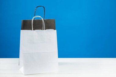 Mavi arka planda alışveriş torbaları düzenleme