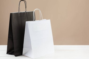 Bej arka planda alışveriş torbaları düzenleme