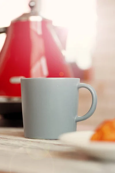 Kupa tea vagy kávé a modern konyha háttér — Stock Fotó