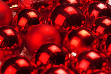 Kırmızı parlak mücevherleri olan güzel bir Noel arkaplanı, kopyalama alanı