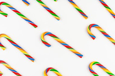 Beyaz arka planda şeker kamışı Noel deseni