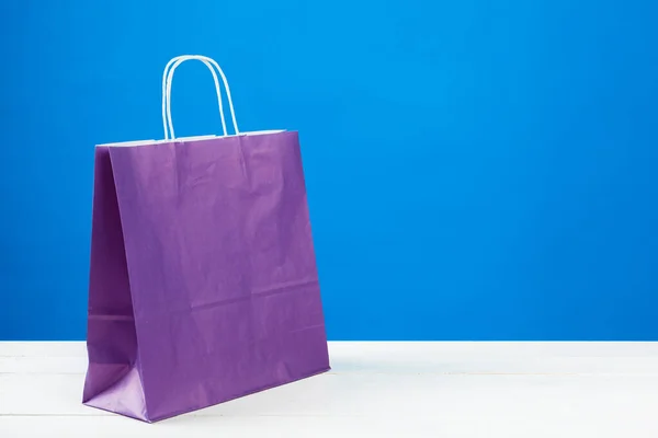 Bolsas de papel con espacio de copia sobre fondo azul —  Fotos de Stock