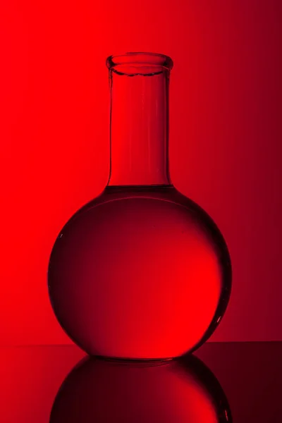 Наукова концепція. Скляні пробірки на червоному тлі — стокове фото