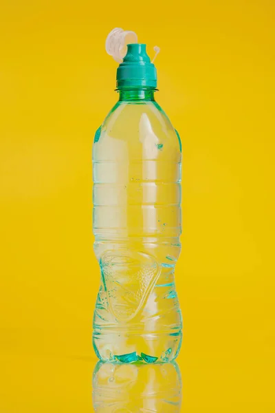 Πλαστικό μπουκάλι μεταλλικό νερό σε φωτεινό κίτρινο φόντο — Φωτογραφία Αρχείου