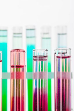 Laboratuvarda natürmort. Renkli kimyasallar ile test tüpleri