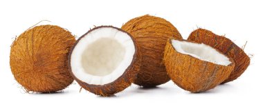 Hindistan cevizi parçaları beyaz arkaplanda izole edilmiş.