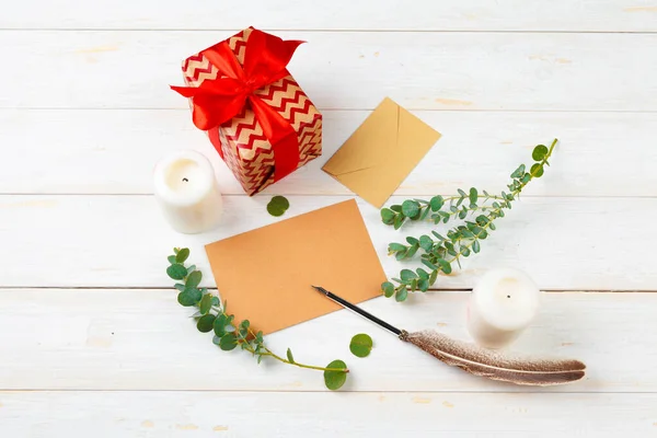 Bovenaanzicht van kerstbrief schrijven op geel papier op houten achtergrond met decoraties — Stockfoto