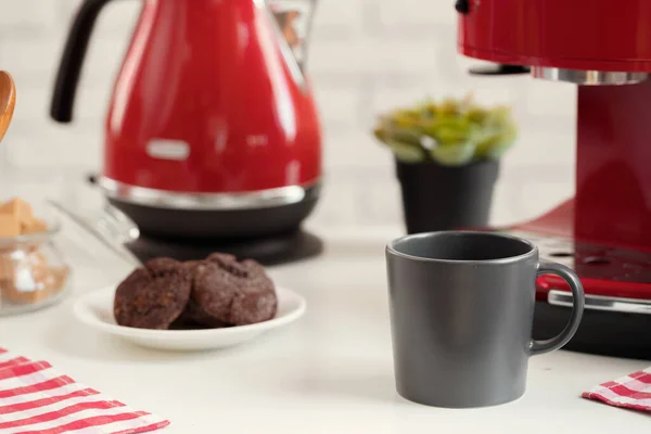 現代のキッチンの背景にお茶やコーヒーのカップ — ストック写真