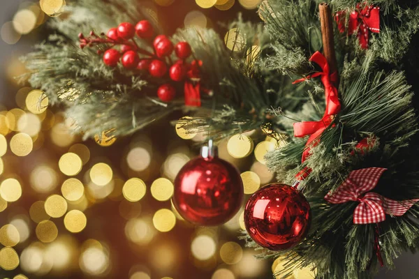 Kerst Pine Tree Branch met decoraties close-up — Stockfoto