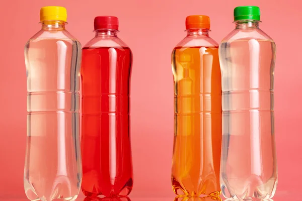 Botella de bebida de colores o limonada sobre un fondo rosa brillante de cerca — Foto de Stock