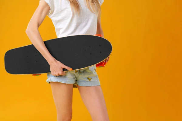 Unerkennbare Frau mit Skateboard. Sport, Freizeitkonzept — Stockfoto