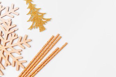 Beyaz arka planda kış tatili süslemeleri