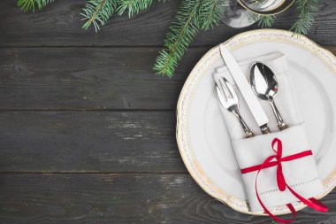 Siyah ahşap masa, şık bir Noel masası.