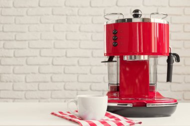 Modern mutfak. Kırmızı retro tarzı kahve makinesi. Kapatın.