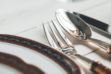 Sofra takımları, çatal bıçaklar ve cam takımlarla güzel bir yemek için yakın çekim.