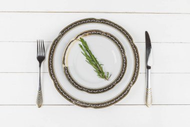 Çiçekli ahşap masa sehpası.