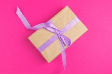 Kadın ellerinde küçük bir hediye kutusu, yukarıdan görünüyor.