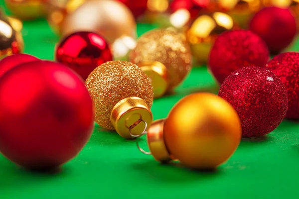 小さな光沢のあるクリスマスの泡の背景。クリスマスの装飾 — ストック写真