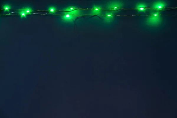 Blauwe achtergrond met verlichte lichten van slinger — Stockfoto