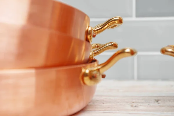 Detalhes modernos da cozinha com utensílios de cozinha de cobre de perto — Fotografia de Stock