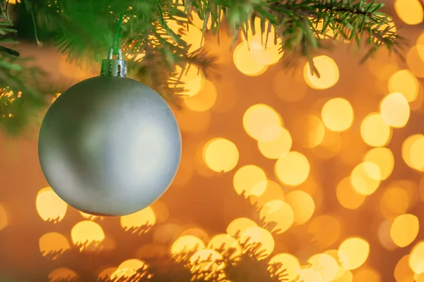 Altın bokeh ışıl ışıl parıldayan gri takılarıyla Noel ağacı arka planı — Stok fotoğraf