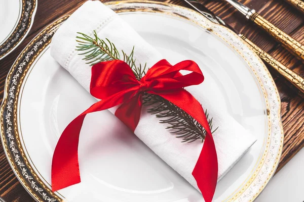 美しいクリスマステーブルの設定を持つ茶色の木製のテーブル — ストック写真