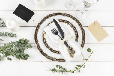 Tabakları ve çatal bıçakları olan masa, yukarıdan görünüyor.