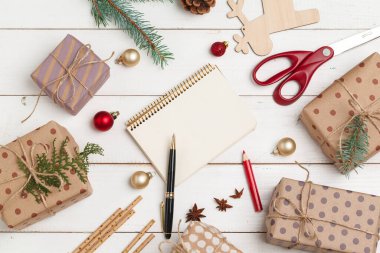 Noel ve yeni yıl tebrik kartları hazırlama süreci, üst görünüm