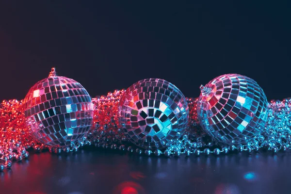 Fond de fête disco brillant avec des boules miroir réfléchissant la lumière — Photo