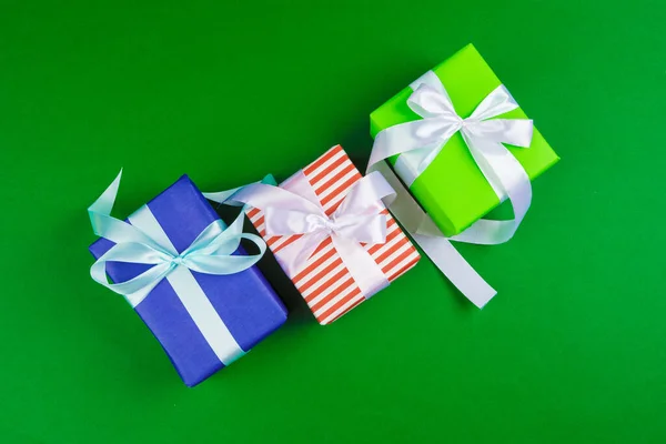 Caja de regalo decorada sobre un fondo verde, vista superior plana — Foto de Stock