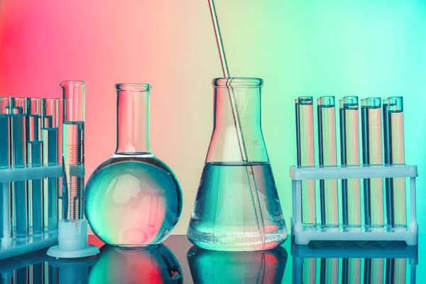 Лабораторна хімія скляний посуд на зеленому тонованому фоні — стокове фото