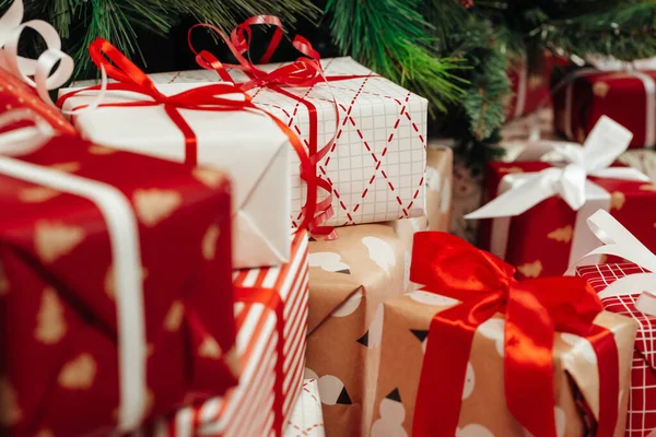 Πακέτο με τυλιγμένα δώρα κάτω από το χριστουγεννιάτικο δέντρο — Φωτογραφία Αρχείου