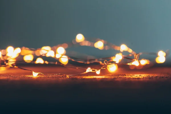 Guirnalda iluminada de cerca sobre fondo oscuro —  Fotos de Stock