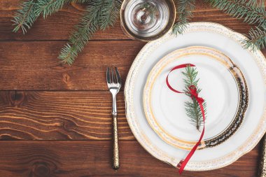 Çam ağacı dalları ve süslemeleri olan bir Noel masası.