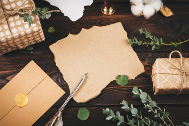 Tahta masaya eski tarz tebrik kartı yazılıyor, boşluğu kopyala