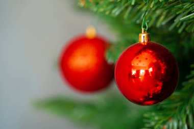 Kırmızı süs eşyalarıyla güzel bir Noel ağacı