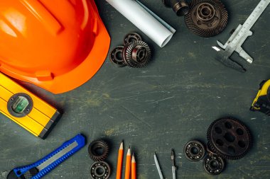 Makine mühendisliği araçları koyu ahşap arka plana ayarlandı