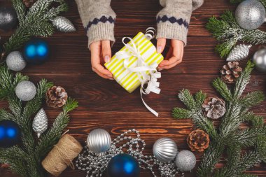 Tahta masanın üzerinde Noel süsleriyle süslenmiş bir kurdele.