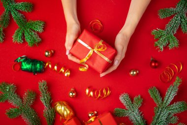 Kırmızı zemin üzerinde duran kadın elleri