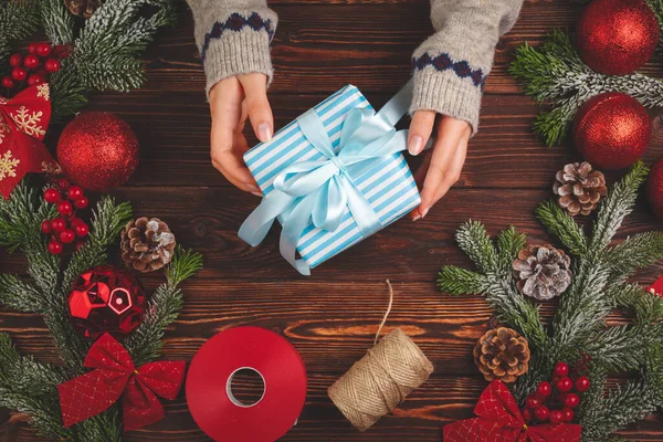 Proces pakowania prezentów i dekoracji na święta Bożego Narodzenia zamknąć — Zdjęcie stockowe