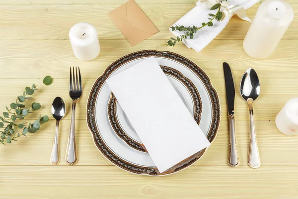 Vista superior de um cenário de mesa de casamento com decorações — Fotografia de Stock