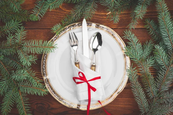 Cenário de mesa de Natal com galhos de pinheiros e decorações vista superior — Fotografia de Stock