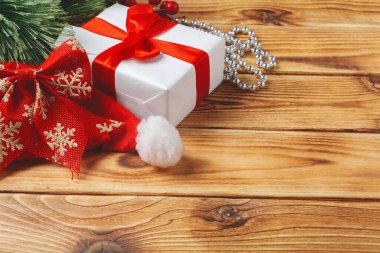 Tahta arka planda paketlenmiş Noel hediye kutularının üst görünümü