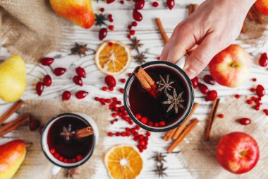 Ahşap zemin üzerinde sıcak sıcak şarap ve baharatlarla sonbahar kompozisyonu