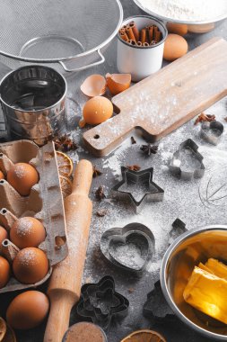 Noel kurabiyeleri için hamur pişirme süreci