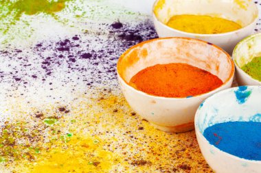 Holi festivali için kapta organik toz renkleri