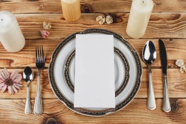 Yukarıdan ahşap masada güzel bir masa.