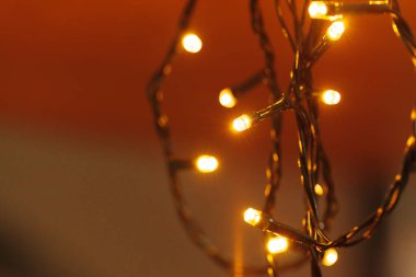 Soyut Noel ışıkları koyu arkaplanda çelenk